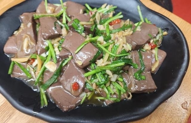 Duck Blood Tofu with Chives 韭菜鴨血.